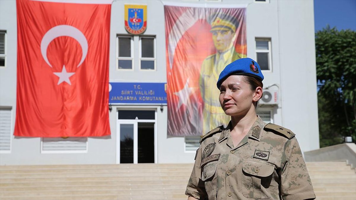 Gizem Üsteğmen, 23 Nisan’da hayalini kurduğu üniformayla görevini severek yapıyor