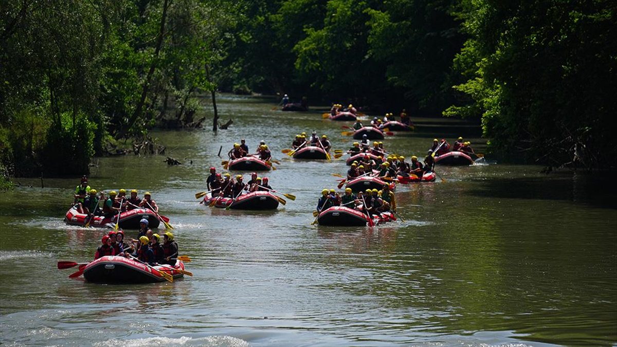 Hava sıcaklığının 30 derece ölçüldüğü Düzce’de maceraseverler rafting yaparak serinledi