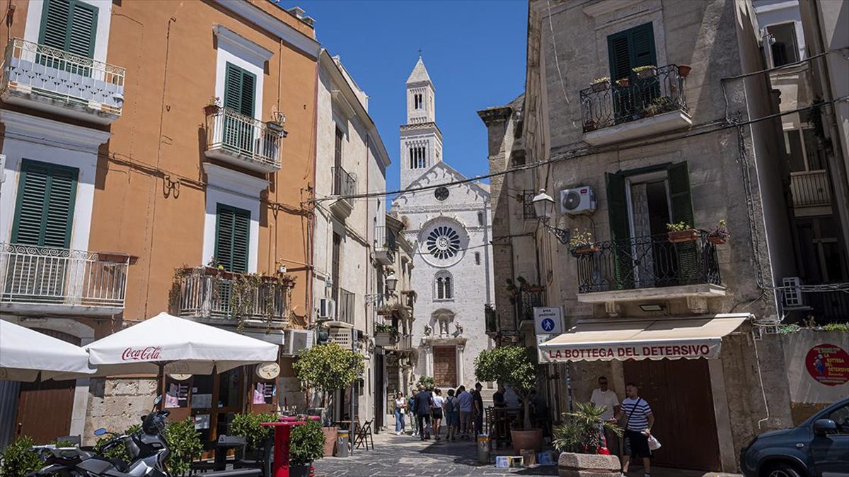 İtalya’nın Bari kenti, makarnacılar sokağıyla turistleri çekiyor