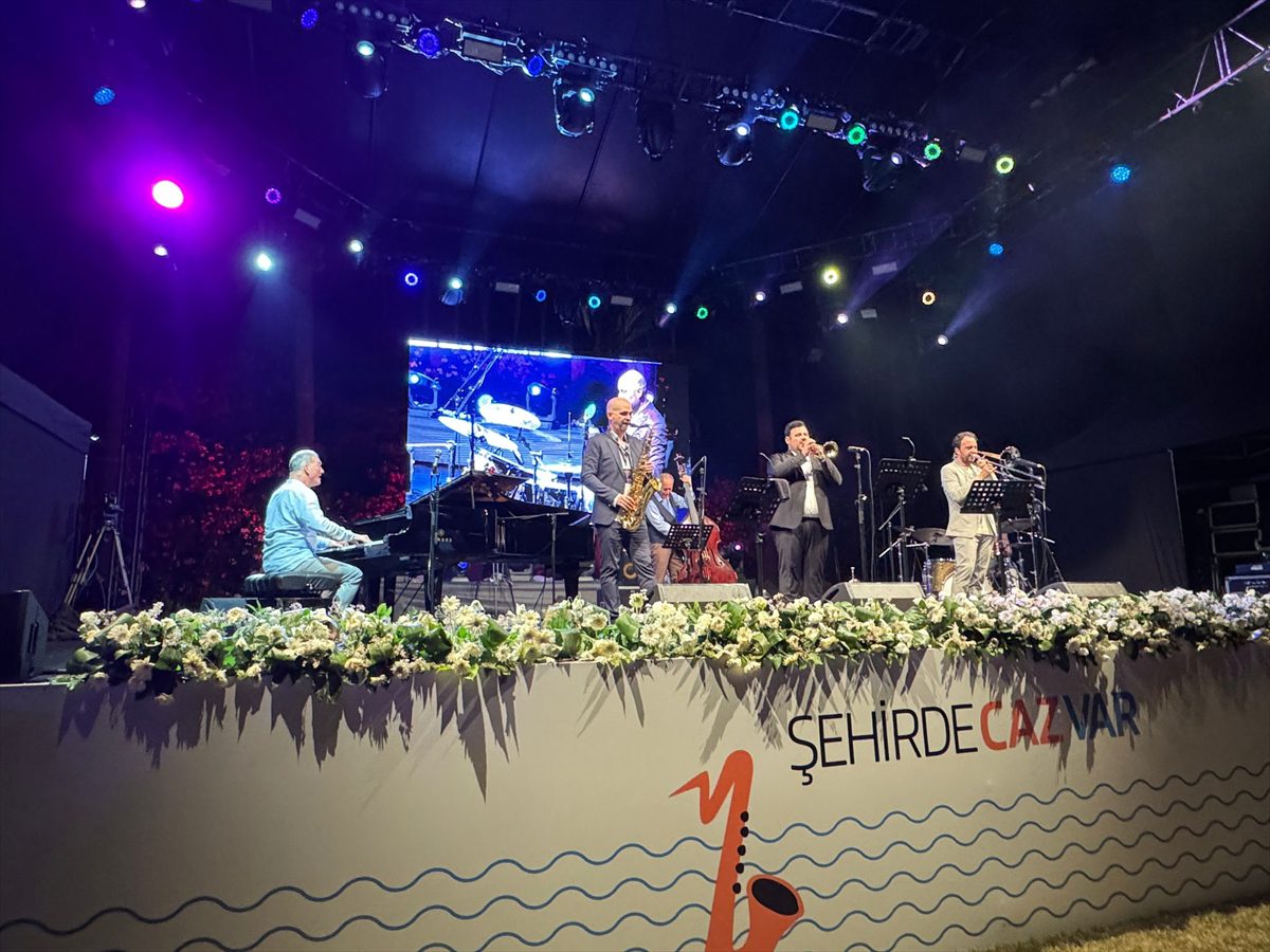 Kerem Görsev, 7. Antalya Akra Caz Festivali'nde sahne aldı