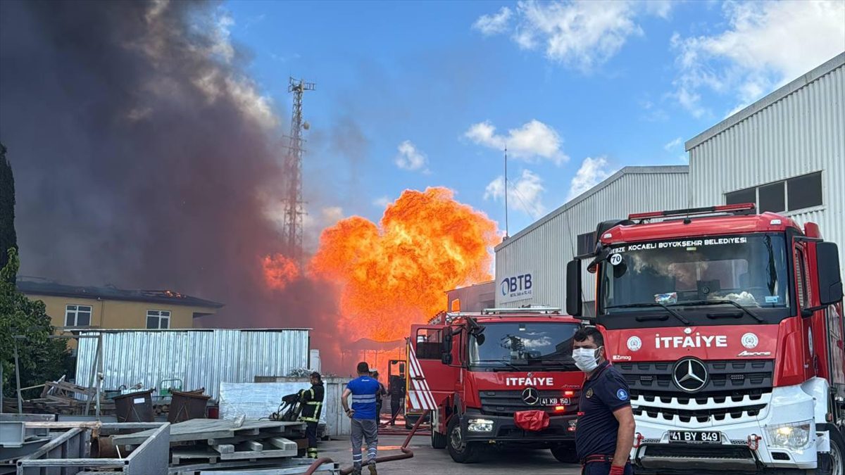 Kocaeli’de boya fabrikasında çıkan yangın kontrol altına alındı