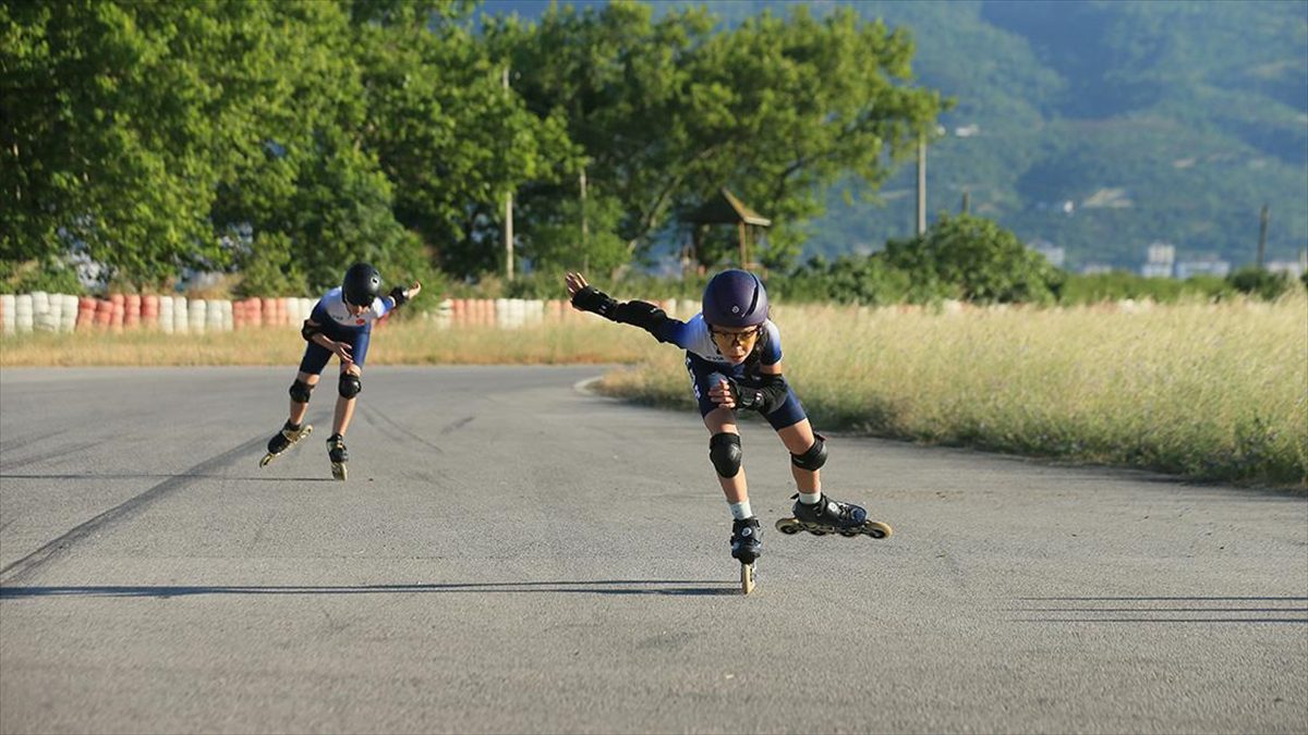 Kocaeli’de short track sporcuları, yarış pistinde antrenman yapıyor