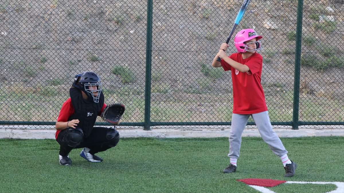 Köy okullarında softbol ile tanışan sporcular Türkiye’yi Avrupa’da temsil edecek