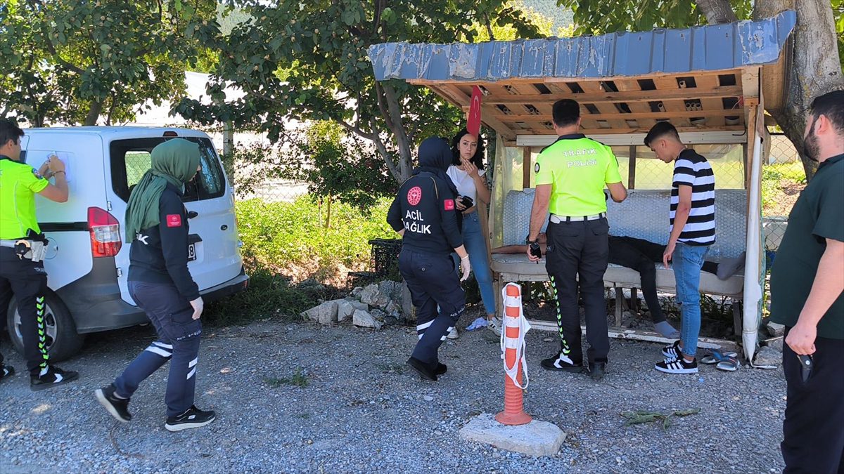 Kütahya’da sahipsiz köpeklerden kaçarken devrilen motosikletteki 2 kişi yaralandı