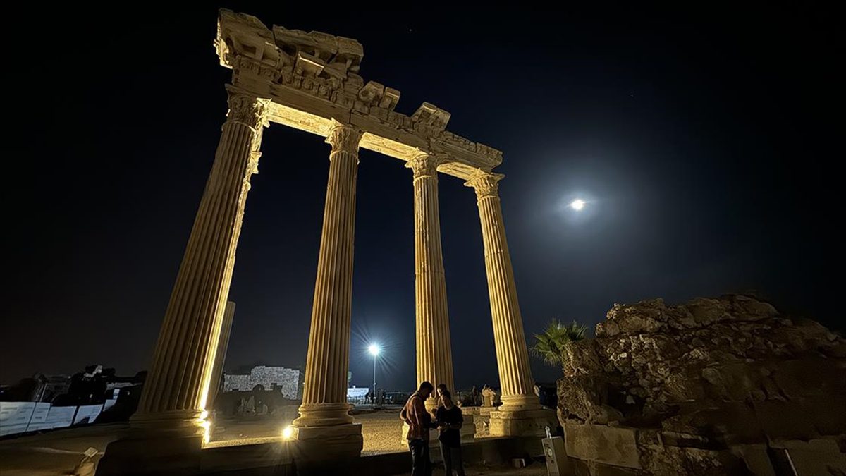 “Medeniyetler beşiği” Antalya’nın ören yerleri ziyaretçilerini yıldızlar eşliğinde ağırlıyor