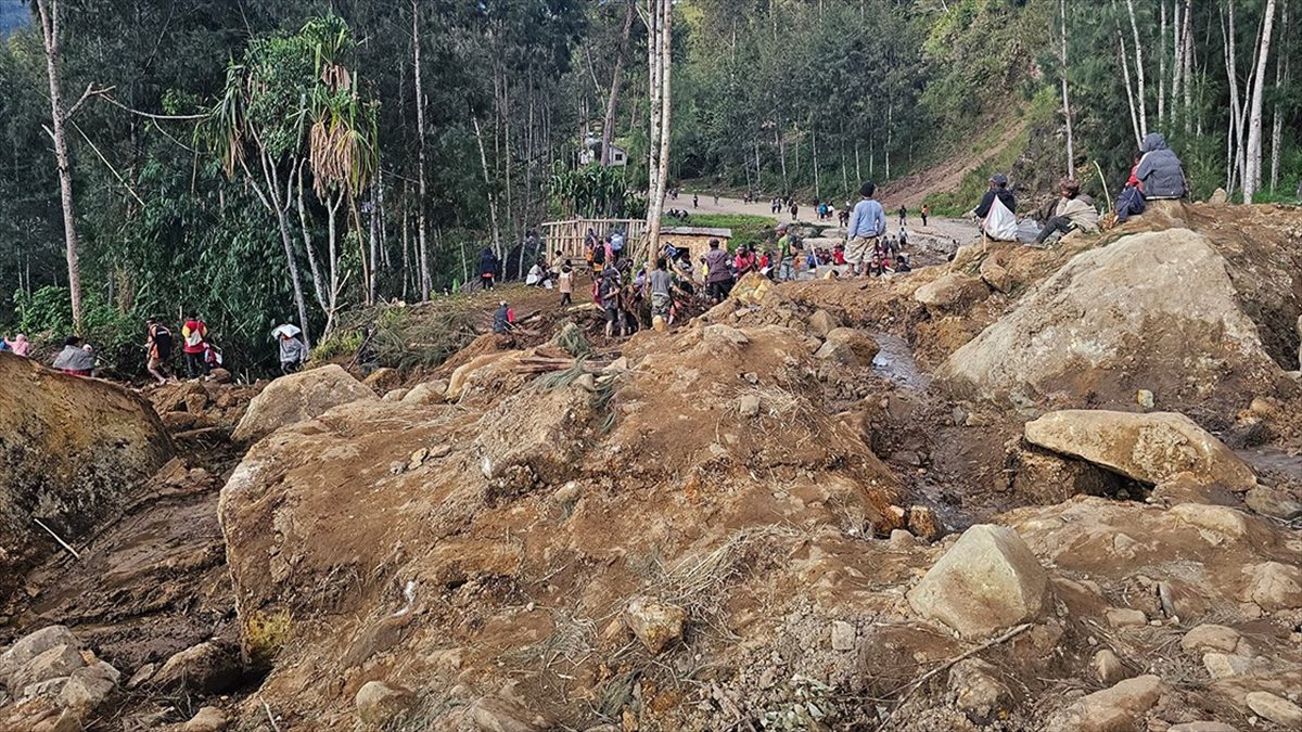 Papua Yeni Gine’deki heyelanda toprak altında kalan köy, toplu mezarlığa dönüştürüldü