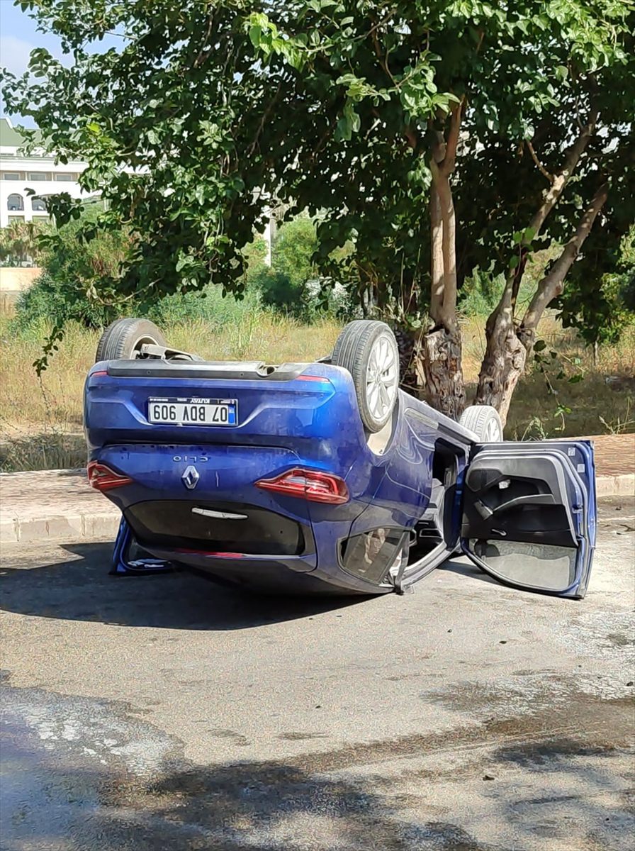 Serik'te direk ile park halindeki otomobillere çarpan aracın sürücüsü yaralandı