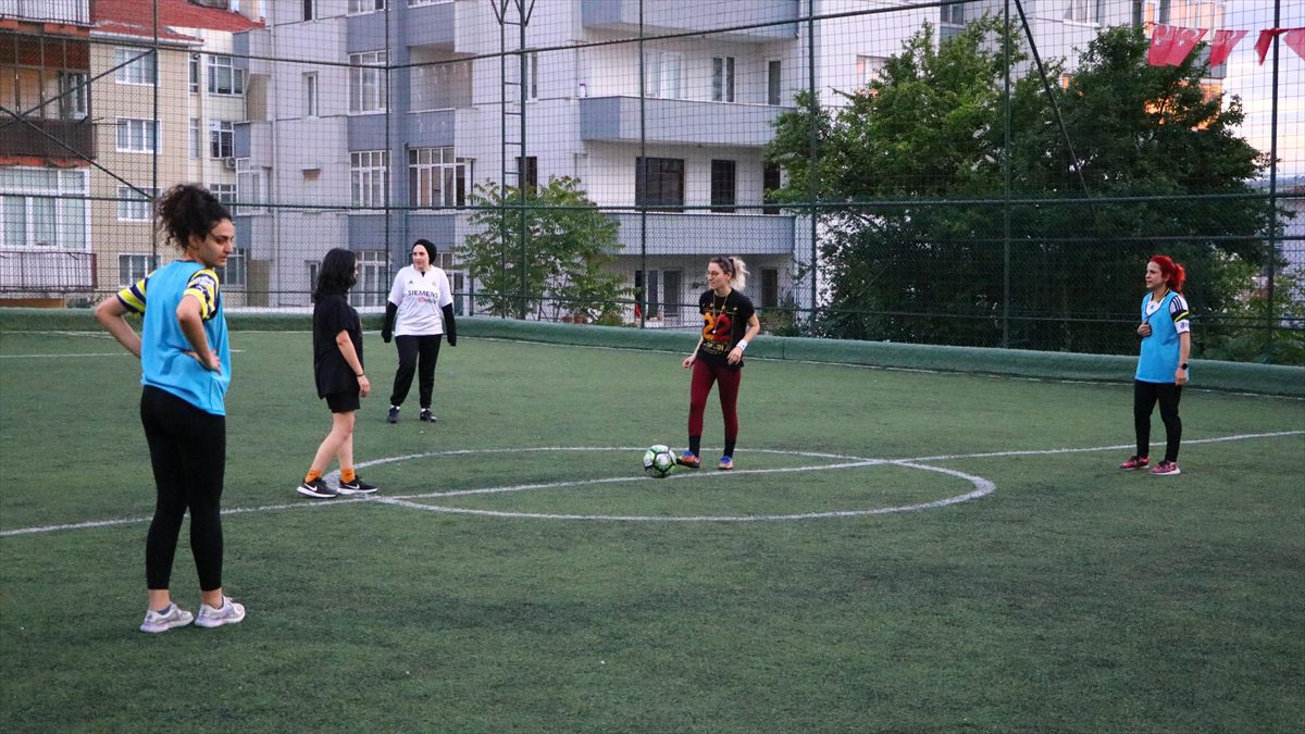 Tekirdağ’da kadınlar halı sahada top koşturuyor