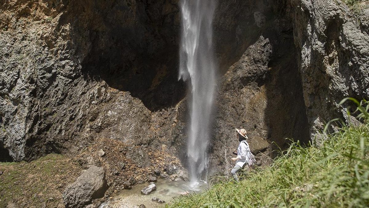 Tunceli'de 20 kilometrelik yürüyüşle ulaşılan saklı güzellik