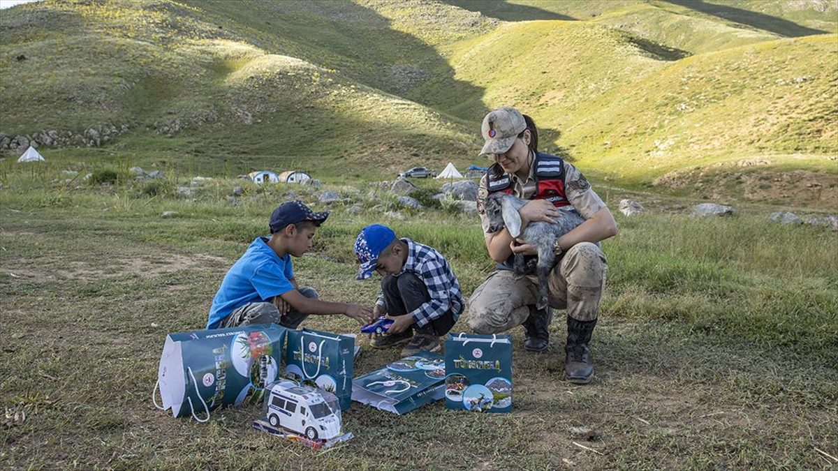 Tunceli’de jandarma ekipleri yayladaki çocukların yüzünü hediyelerle güldürdü