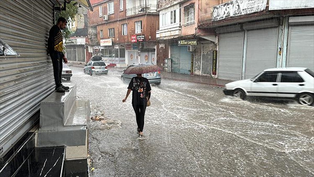 Adana’da sağanak hayatı olumsuz etkiledi