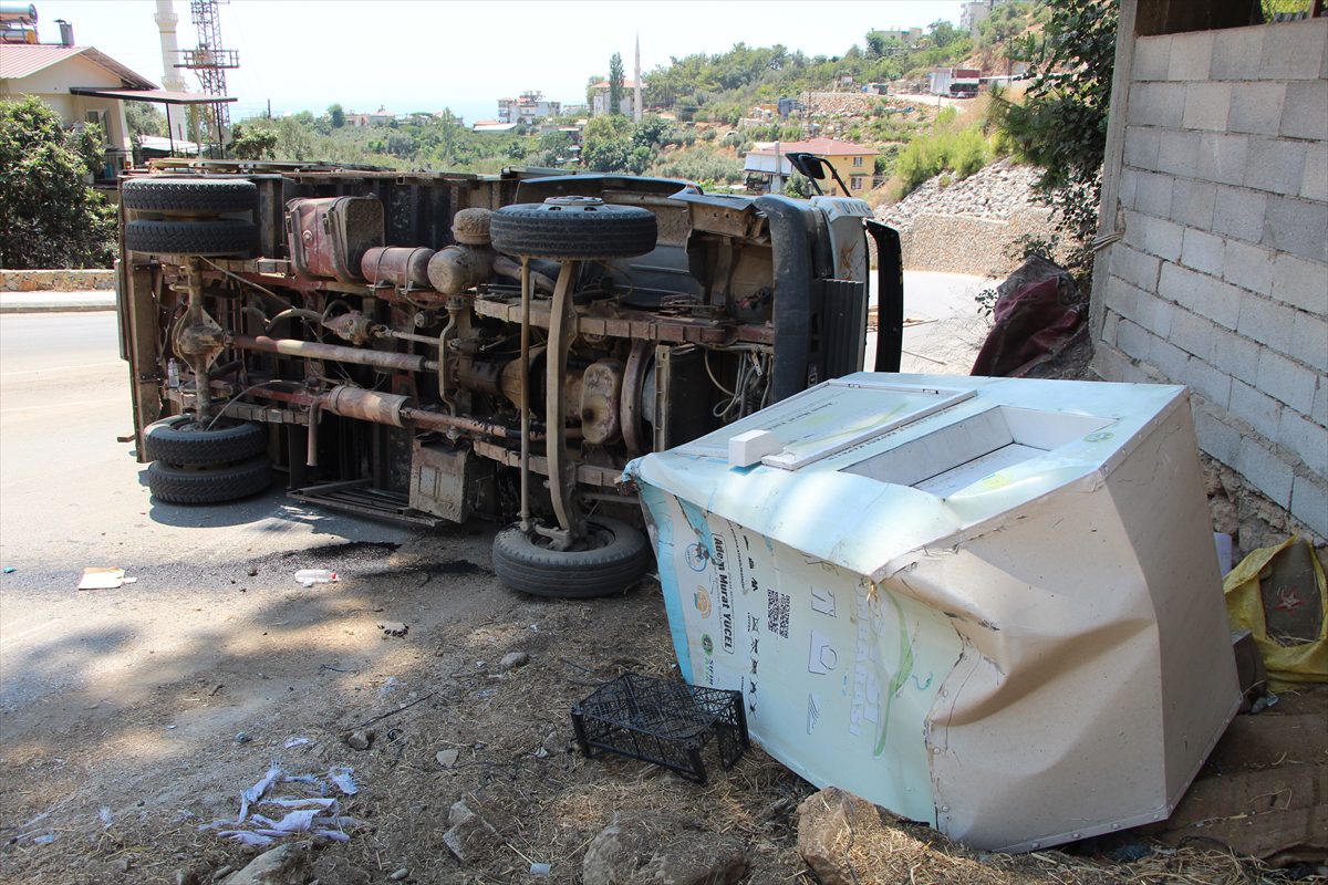 Alanya’da freni boşalan demir yüklü kamyon devrildi