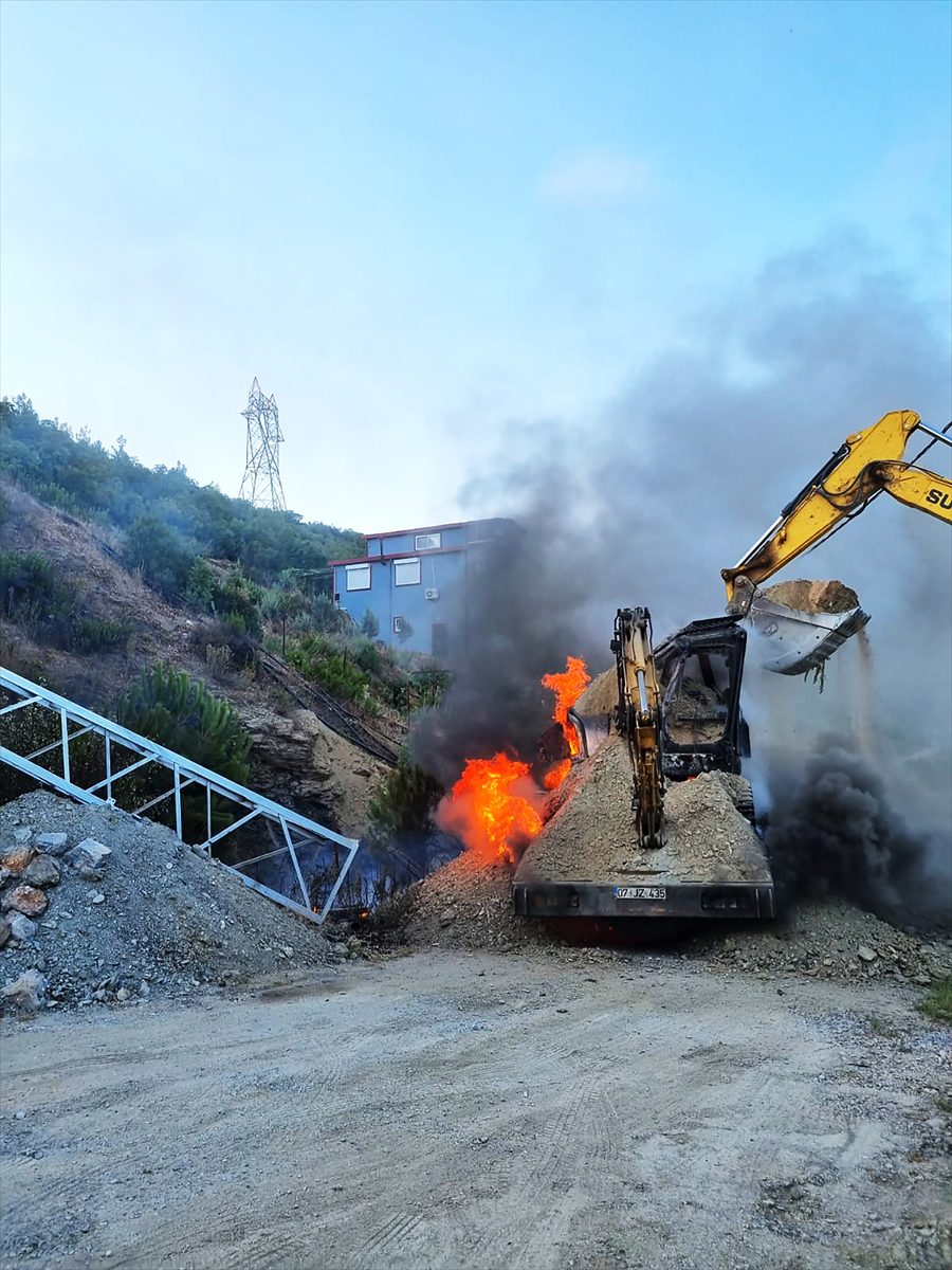 Alanya'da iş makinesinin elektrik tellerine takılması sonucu çıkan yangın söndürüldü