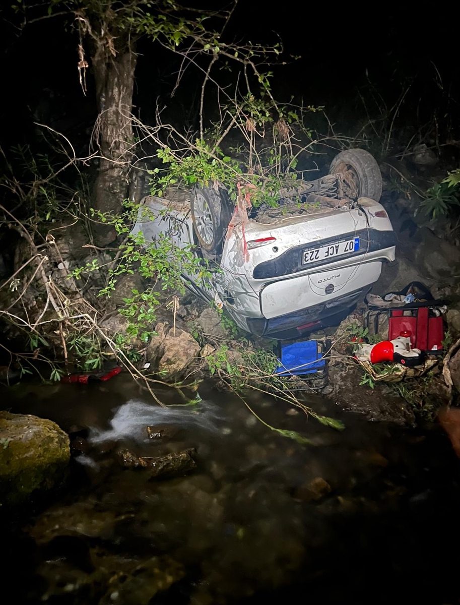 Alanya'da uçuruma devrilen otomobilde sıkışan 4 kişi yaralandı