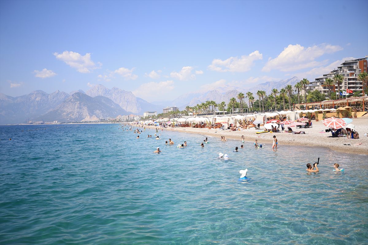 Antalya sahillerinde sıcak hava yoğunluğu