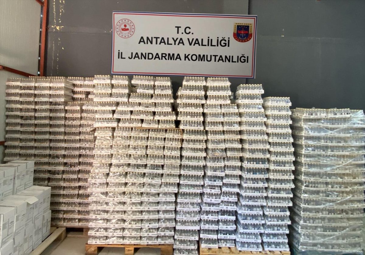 Antalya'da 800 litre kaçak içki ele geçirildi