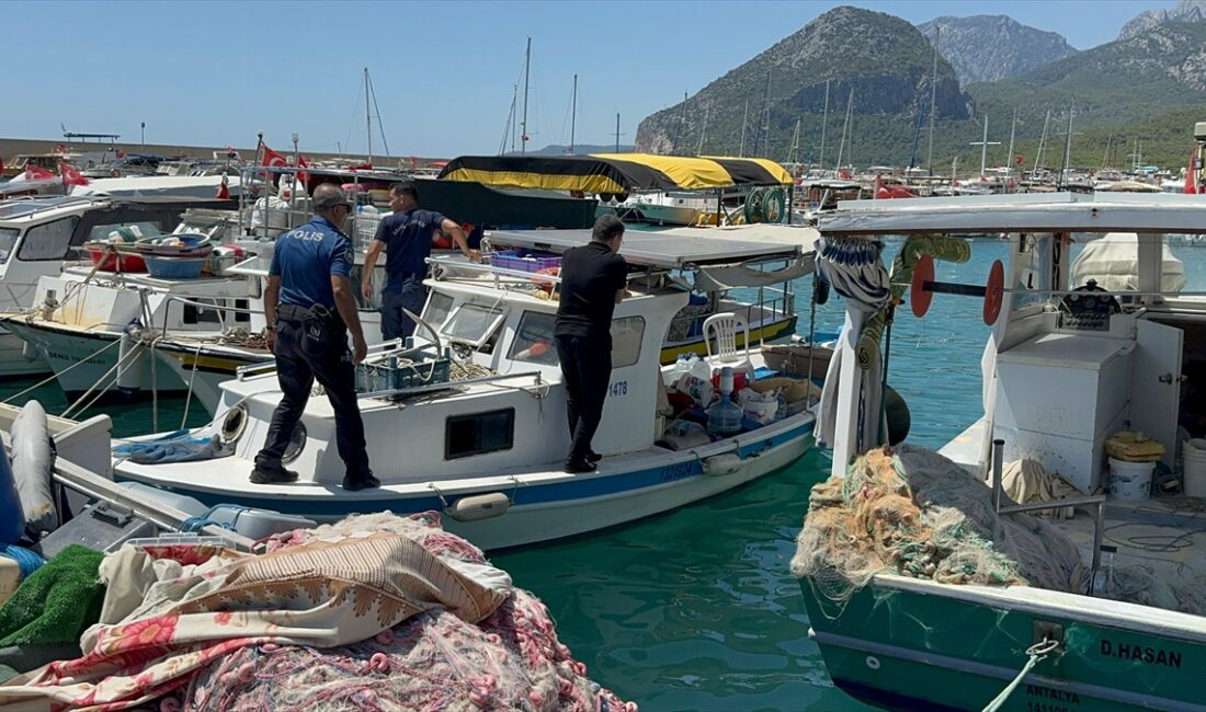 Antalya'da Balıkçı Barınağı'ndaki teknesinde