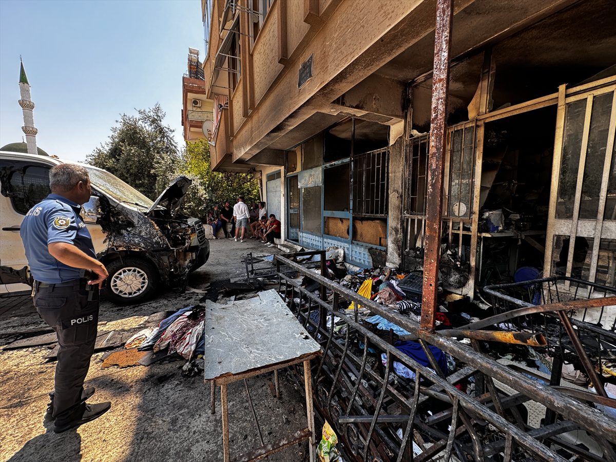 Antalya’da bir tekstil atölyesi deposu ile kamyonet yandı