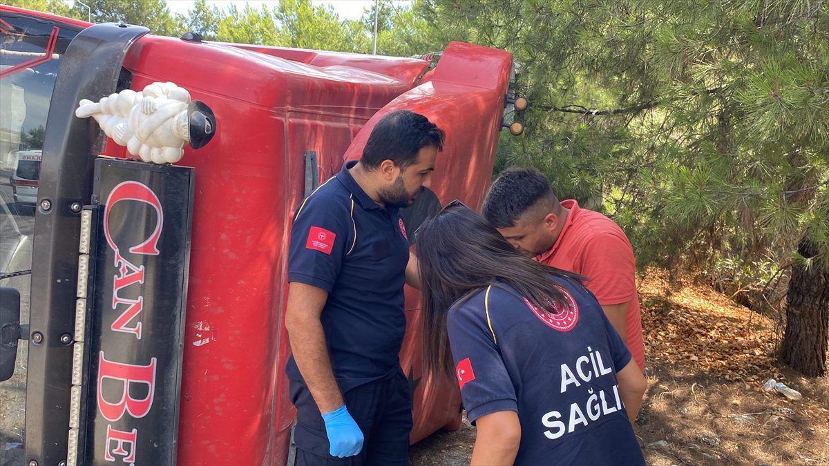 Antalya’da devrilen tırın sürücüsü yaralandı