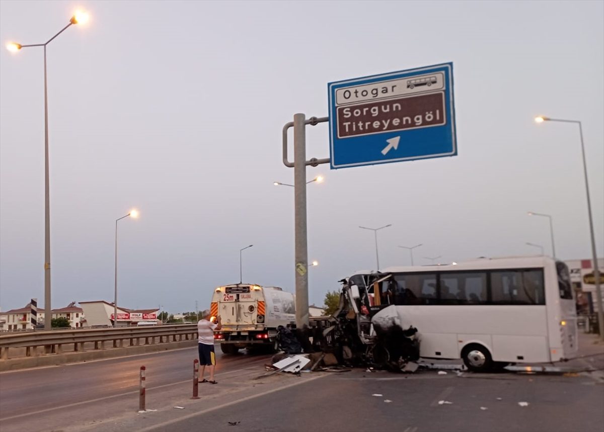 Antalya’da direğe çarpan tur midibüsündeki 15 kişi yaralandı