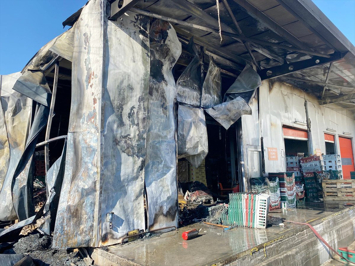 Antalya’nın Aksu ilçesinde ekmek fabrikasında çıkan yangın büyümeden söndürüldü