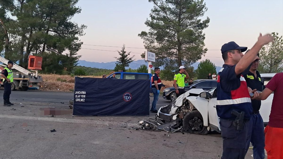 Antalya'da otomobil ve traktörün çarpıştığı kazada 1 kişi öldü, 2 kişi yaralandı