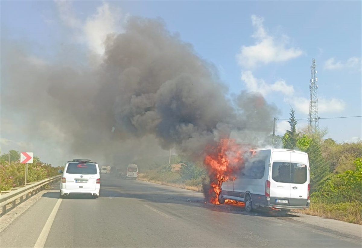 Antalya'da seyir halindeki minibüs yandı