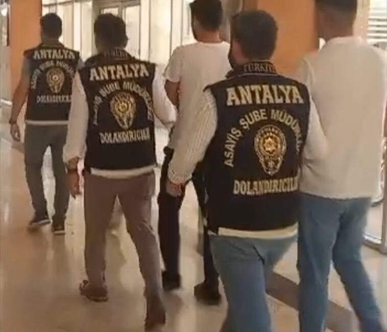 Antalya'da telefonda kendilerini polis