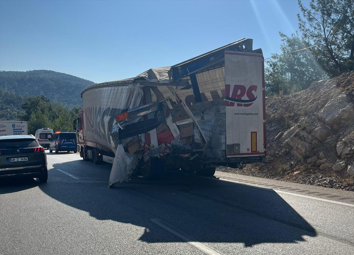 Antalya'da üç aracın karıştığı kazada 1 kişi öldü, 1 kişi yaralandı