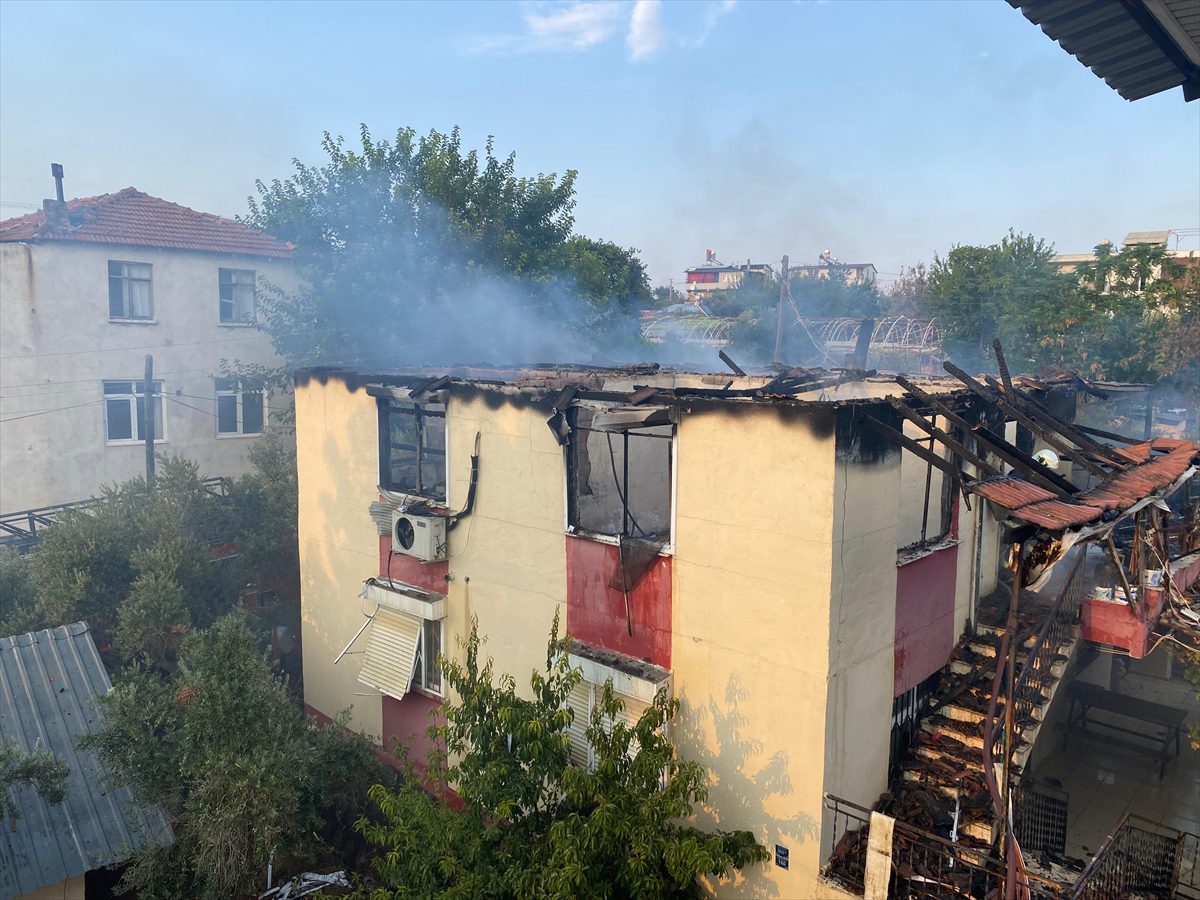 Antalya'nın Aksu ilçesinde 2 katlı evde çıkan yangın hasara neden oldu