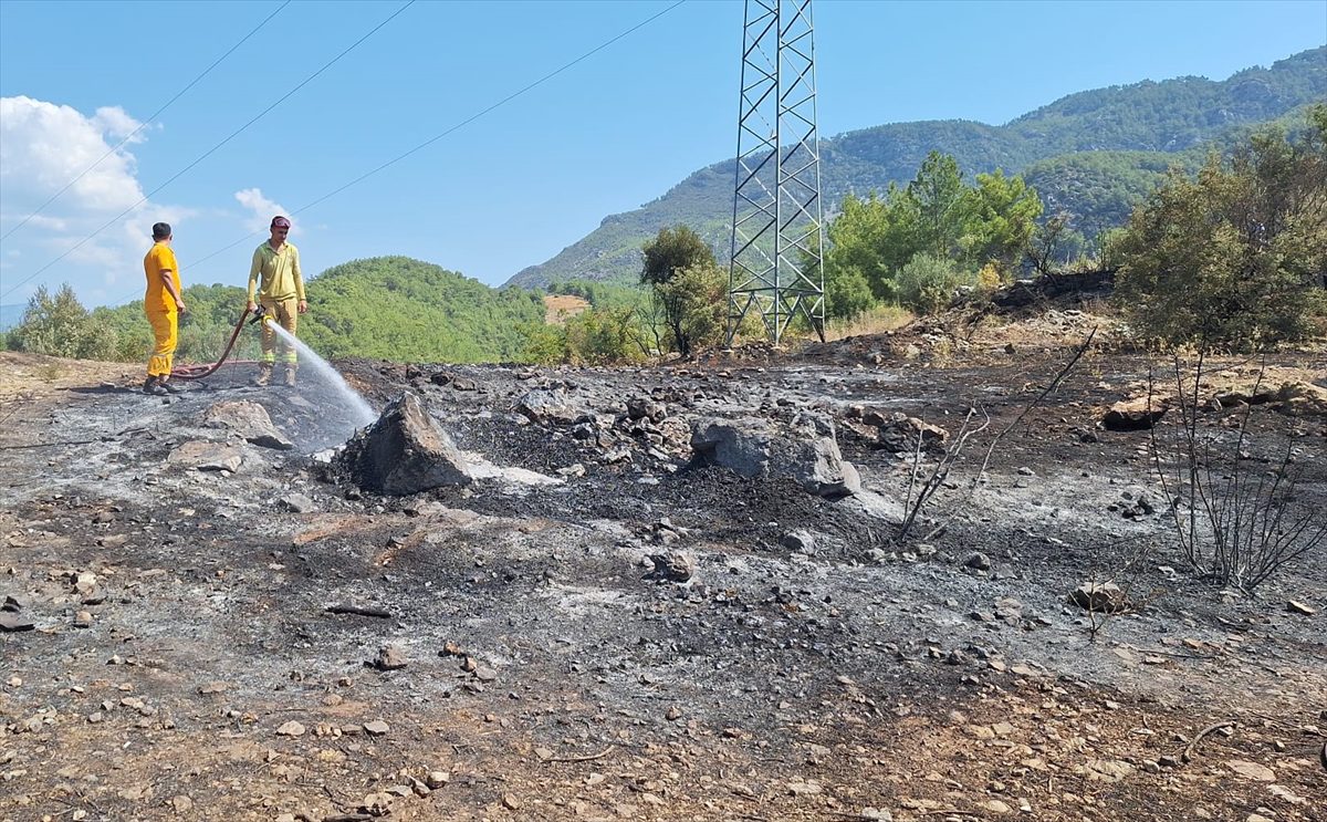 GÜNCELLEME – Antalya'nın Kumluca ilçesindeki orman yangını kontrol altına alındı