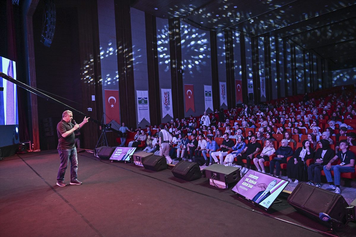 Bakan Bak, “Önce Öğrenci” programına katıldı