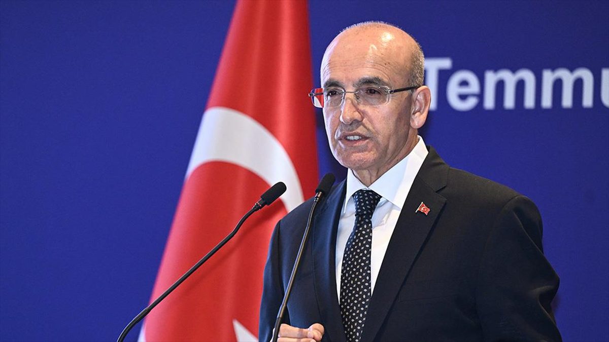 Hazine ve Maliye Bakanı Mehmet Şimşek, ekonomi programının yükünü toplumun