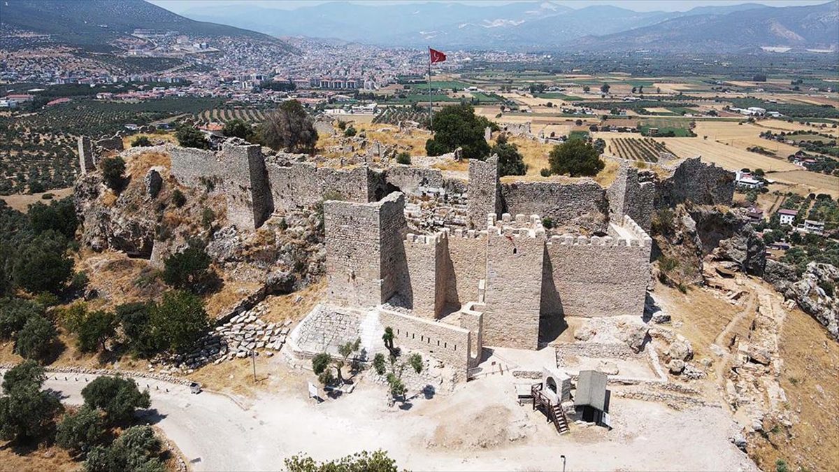 Beçin Antik Kenti’ndeki kale duvarları ve burçlar ayağa kaldırılıyor