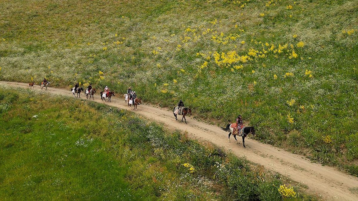 Berivanlar süt sağımı için at sırtında kilometrelerce yol katediyor