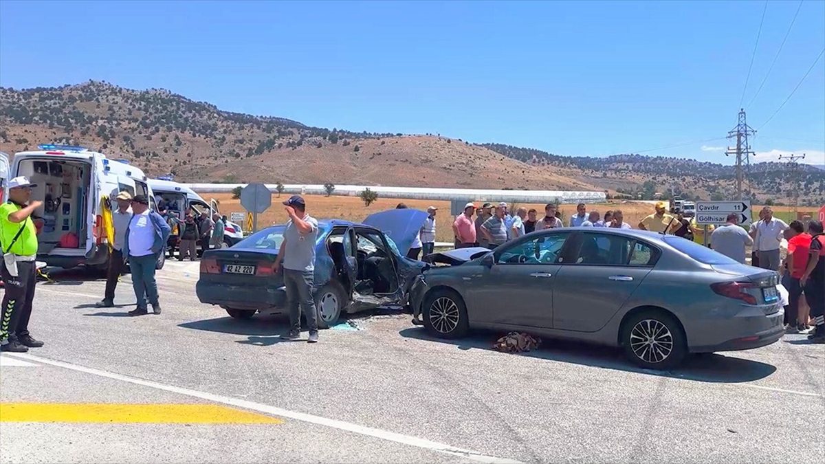 Burdur’da iki otomobilin çarpıştığı kazada 1 kişi öldü, 9 kişi yaralandı