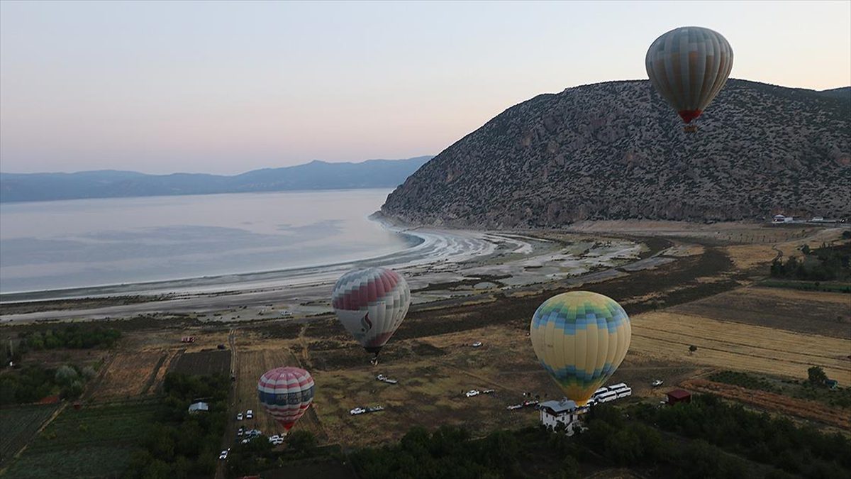 Burdur’da Salda Gölü manzaralı sıcak hava balon turizmi başlatıldı