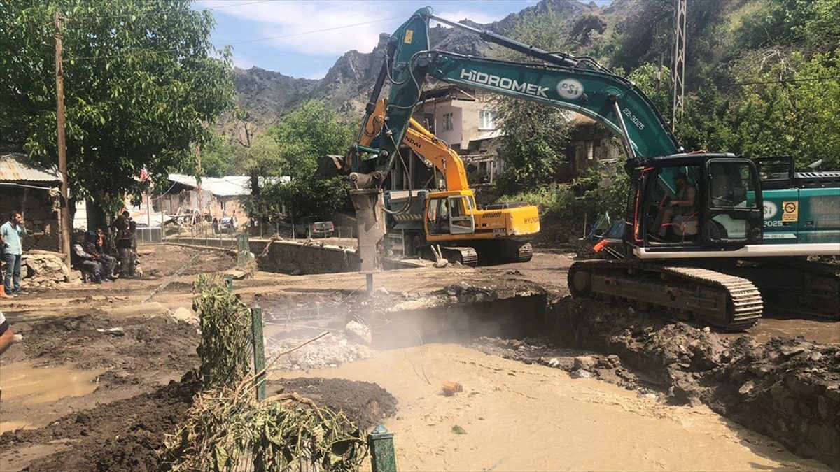 Erzurum’da selden etkilenen mahallelerde yaralar sarılıyor