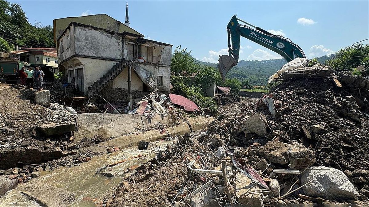 Giresun’da sağanağın ardından hasar giderme çalışmaları sürüyor