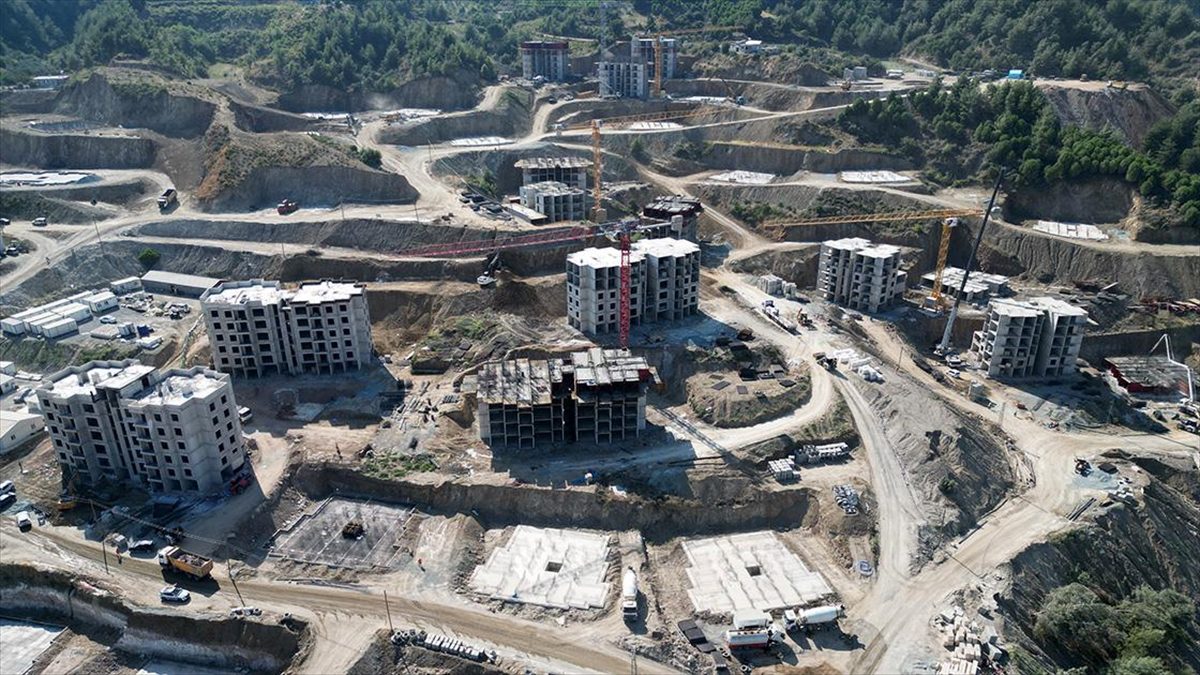 Hatay’ın Kisecik Mahallesi’nde afetzedeler için inşa edilen konutlar yükseliyor