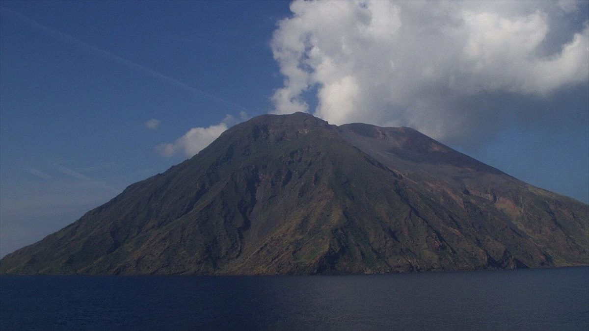 İtalya’da Etna’dan sonra Stromboli Yanardağı da faaliyete geçti