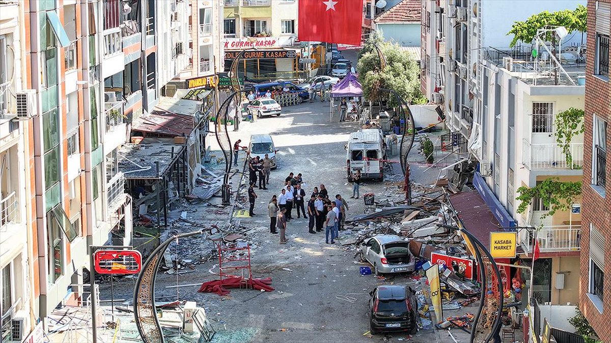 İzmir’de patlama nın olduğu sokakta zarar tespit çalışmalarına başlandı