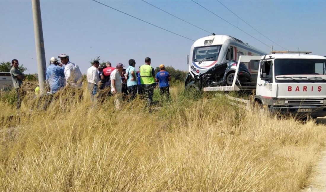 İzmir'in Menemen ilçesinde trenin