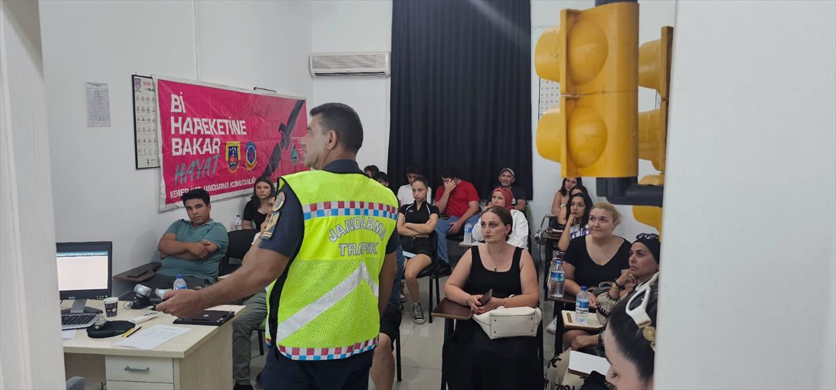 Kemer'de jandarma ekipleri, sürücü adaylarına eğitim verdi