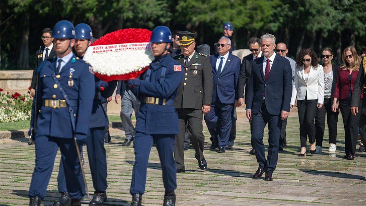 KKTC’nin Ankara Büyükelçisi Korukoğlu, Anıtkabir’i ziyaret etti