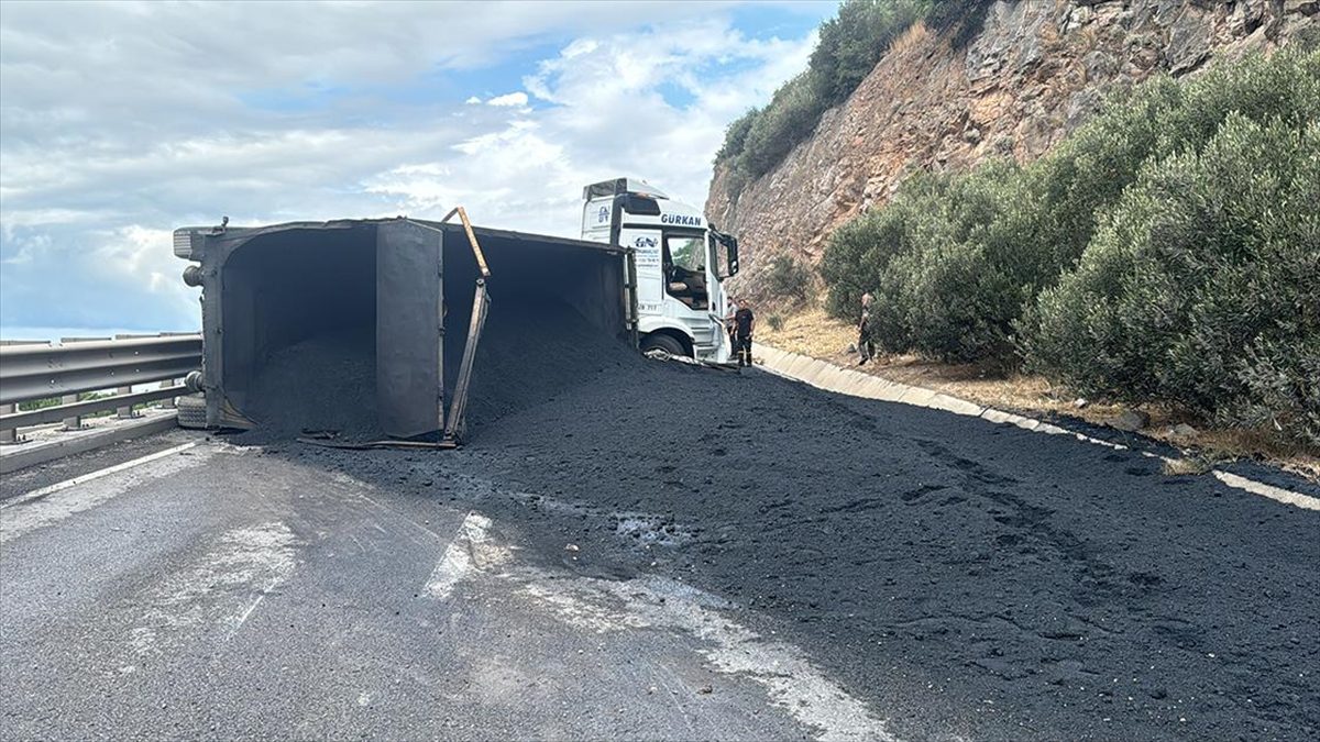 Kocaeli’de devrilen tır nedeniyle D-100 kara yolu İstanbul istikameti ulaşıma kapandı