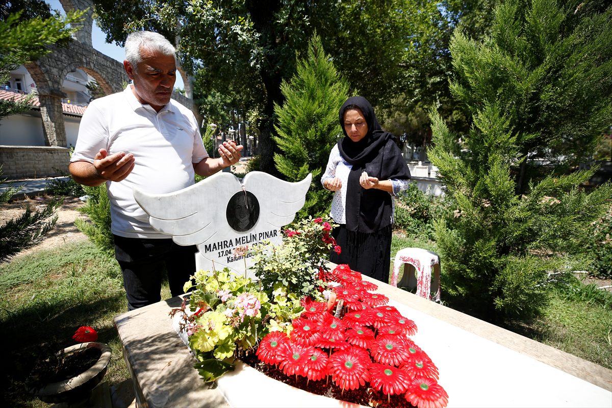 Mahra'nın annesi, kızının mezarını ziyaret ederek acısını hafifletmeye çalışıyor