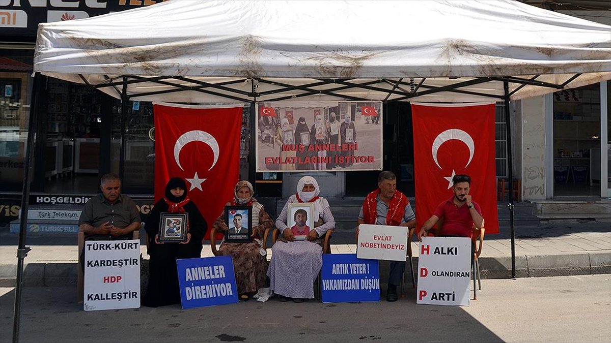 Muşlu aileler DEM Parti önündeki “evlat nöbeti”ni sürdürdü