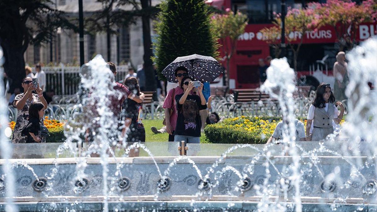 Nemli ve sıcak havadan bunalan İstanbullular sahillere koştu