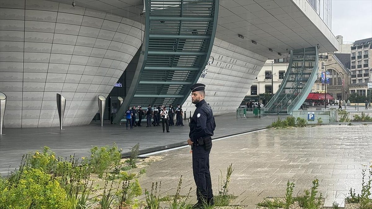 Paris Medya Merkezi'nin bulunduğu bölge, “patlama riski” nedeniyle bir süre kapatıldı